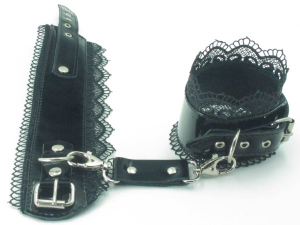 Изящные наручники из кожи с черным кружевом BDSM Light 810002ars