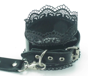 Изящные наручники из кожи с черным кружевом BDSM Light 810002ars