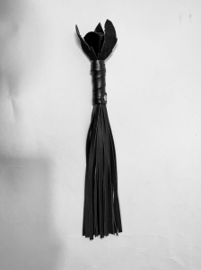 Плеть Чёрная Роза Лаковая с Кожаными Хвостами 40 см. 54073ars