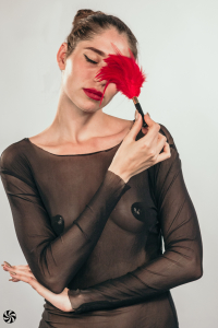 Тиклер Burlesque Plume Red 1082-01lola